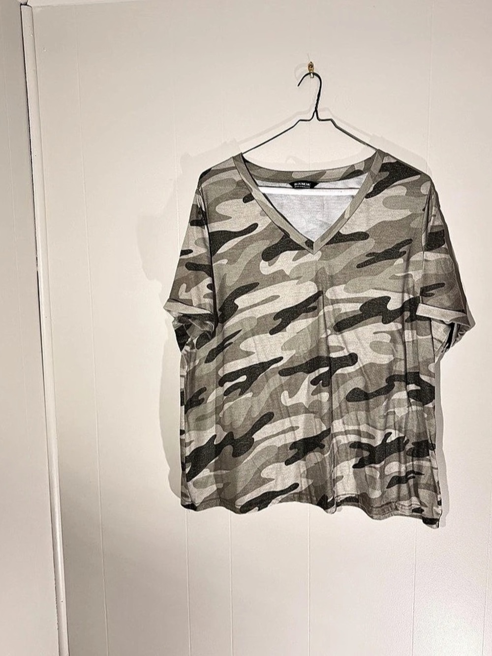 Bloomchic Camouflage Print V-Neck Curvy T-Shirt Green & Gray XXL